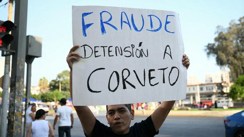 Manifestante alega fraude no processo eleitoral do Peru e pede prisão de Corvetto