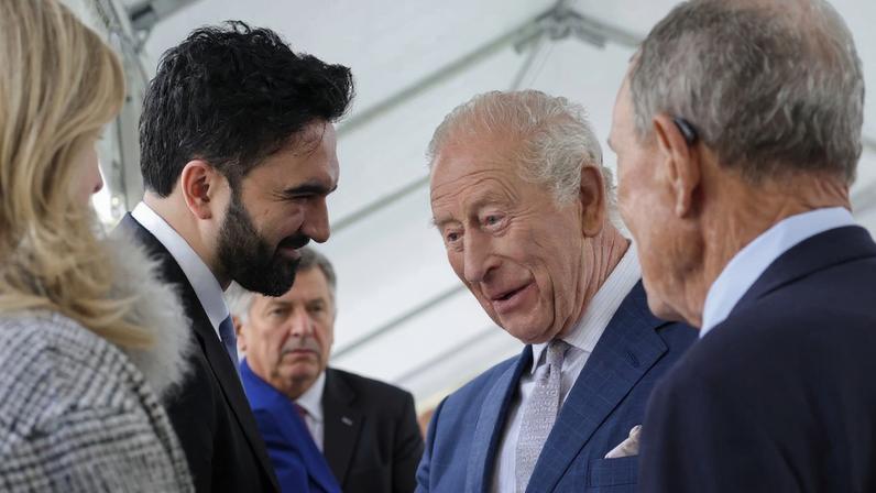 Rei Charles III cumprimenta o prefeito Zohran Mamdani