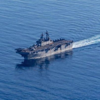Navios de guerra dos EUA cruzam Estreito de Ormuz