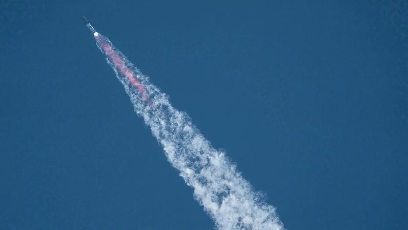 O foguete Starship 38 da SpaceX é lançado durante seu 11º voo de teste em 13 de outubro de 2025, visto da Ilha South Padre, no Texas
