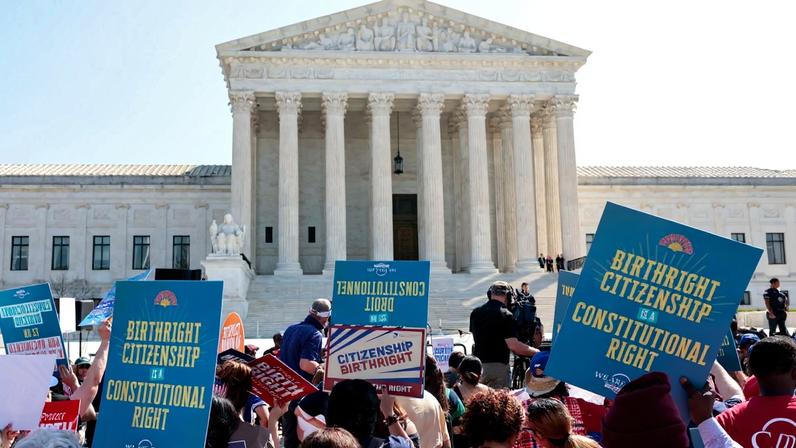 Manifestantes protestam em apoio à cidadania por nascimento em frente à Suprema Corte dos EUA enquanto o presidente Donald Trump assiste às alegações orais em Washington