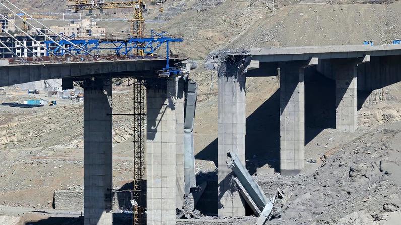 Uma vista da ponte B1 é mostrada um dia após ela ter sido destruída por um ataque em Karaj, a cerca de 35 km a sudoeste de Teerã, em 3 de abril de 2026. O presidente dos EUA, Donald Trump, disse em 2 de abril que a ponte mais alta do Irã havia sido destruída, horas depois de ameaçar bombardear o país "de volta à Idade da Pedra".