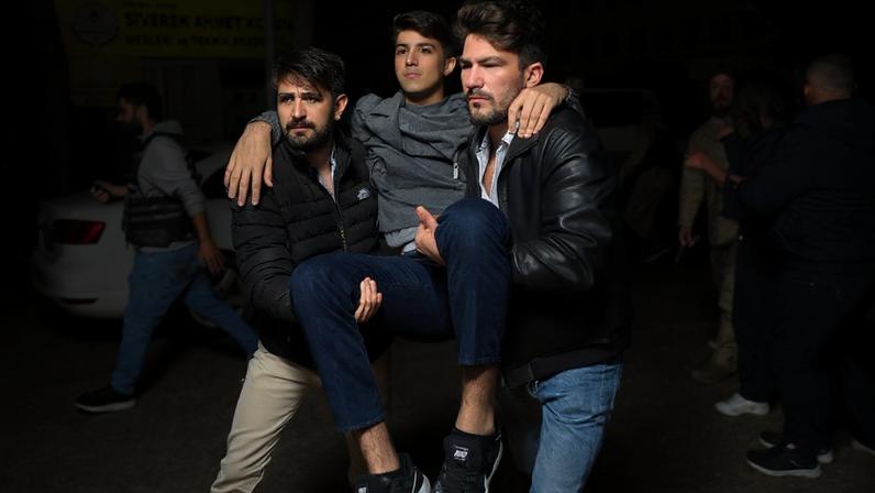 Estudante ferido em ataque a tiros em escola na Turquia é evacuado do local