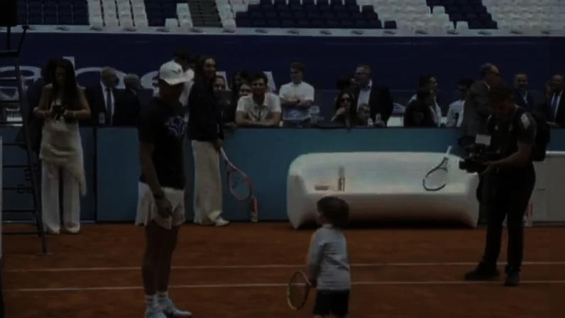 Rafael Nadal joga tênis com o filho de 3 anos