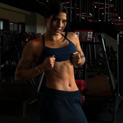 Ana Castela exibe abdômen definido após treinos intensos e brinca: não é IA