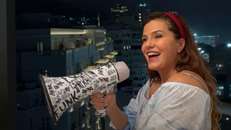 Narcisa diverte web ao usar megafone para chamar atenção de Shakira no Copacabana Palace