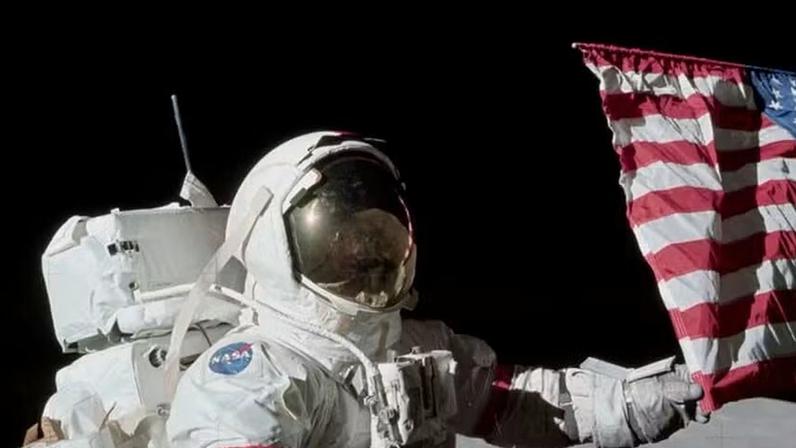 O comandante da Apollo 17, Eugene A. Cernan, segura bandeira dos EUA em dezembro de 1972, em fotografia de Harrison J. 'Jack' Schmitt