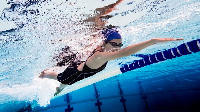 A natação melhora a função miocárdica, reduz processos inflamatórios e fortalece a musculatura