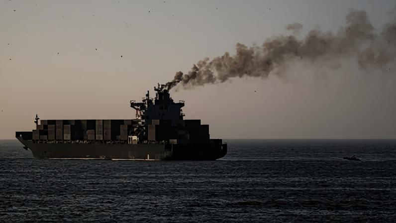 Forças americanas patrulham as proximidades do navio cargueiro M/V Touska, de bandeira iraniana, após sua abordagem e apreensão por forças dos EUA, em um local indicado como sendo o Mar Arábico, nesta imagem divulgada em 20 de abril de 2026