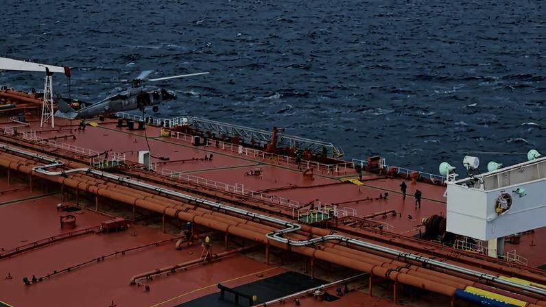 Agentes dos EUA abordaram um petroleiro sancionado e ligado ao Irã na região do Indo-Pacífico (Foto: USA Department of War)
