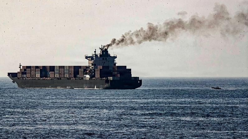 imagem colorida de Navio perto do Estreito de Ormuz