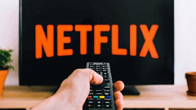 Multa da Warner impulsiona lucro da Netflix para US$ 5,2 bi no 1º tri de 2026 | Foto: freestocks.org/Pexels