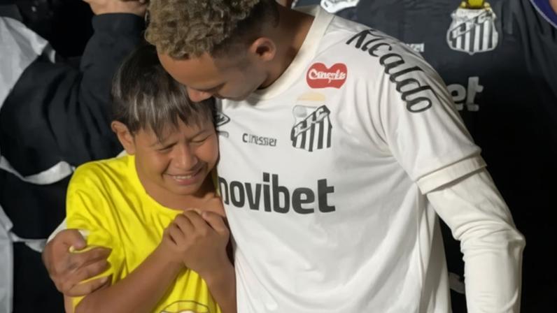 Neymar abraça jovem fã antes de San Lorenzo-ARG x Santos, pela Copa Sul-Americana