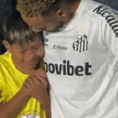 Garoto fica emocionado ao entrar em campo com Neymar