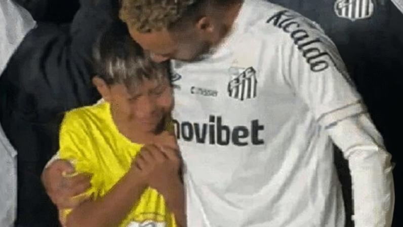 Neymar abraça jovem fã antes de San Lorenzo-ARG x Santos, pela Copa Sul-Americana