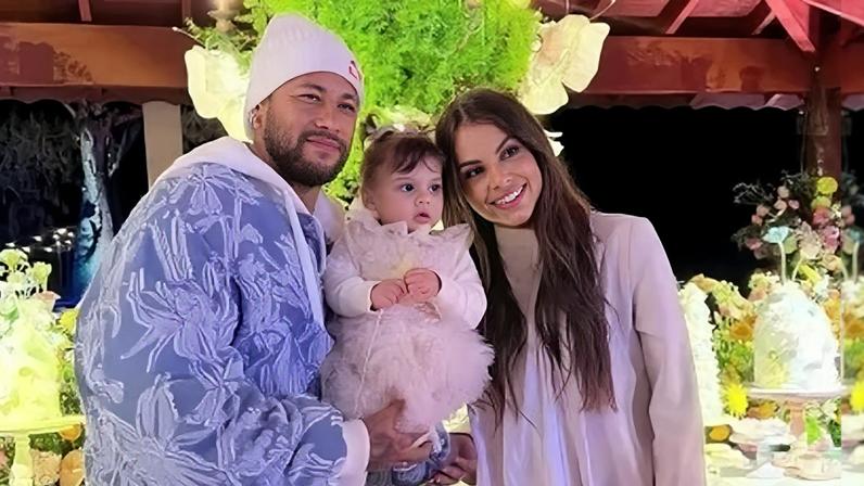 Neymar ao lado da pequena Helena e a modelo Amanda Kimbelly
