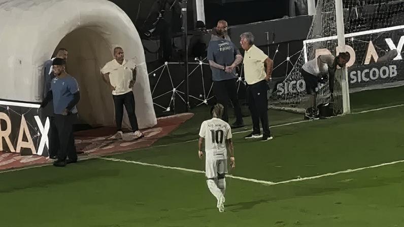 Neymar deixando o gramado da Vila Belmiro após derrota do Santos para o Fluminense