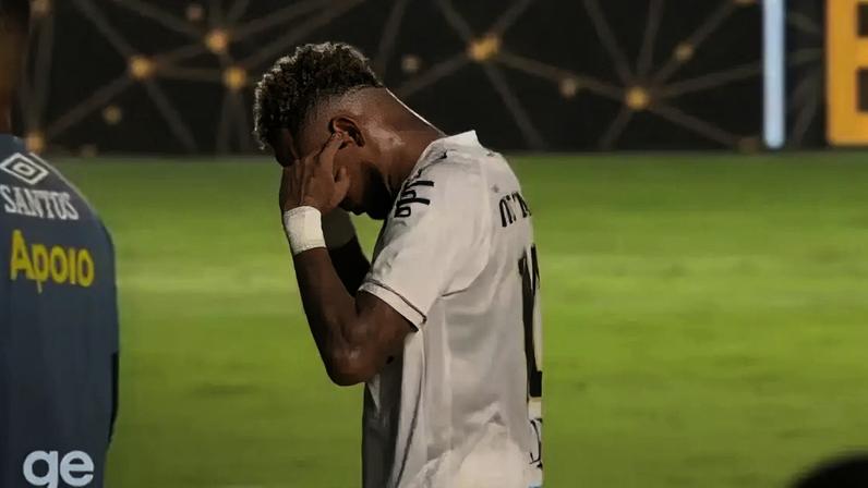 Neymar deixa Vila Belmiro após derrota para o Fluminense com os dedos no ouvido