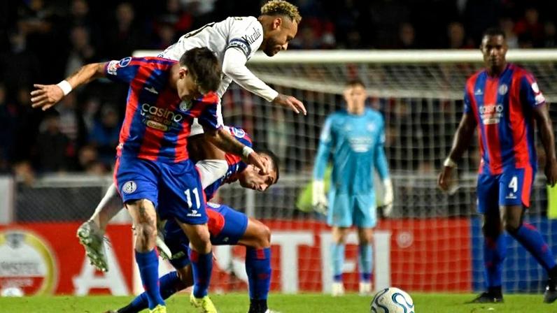 Neymar disputa a bola em San Lorenzo x Santos, pela Copa Sul-Americana