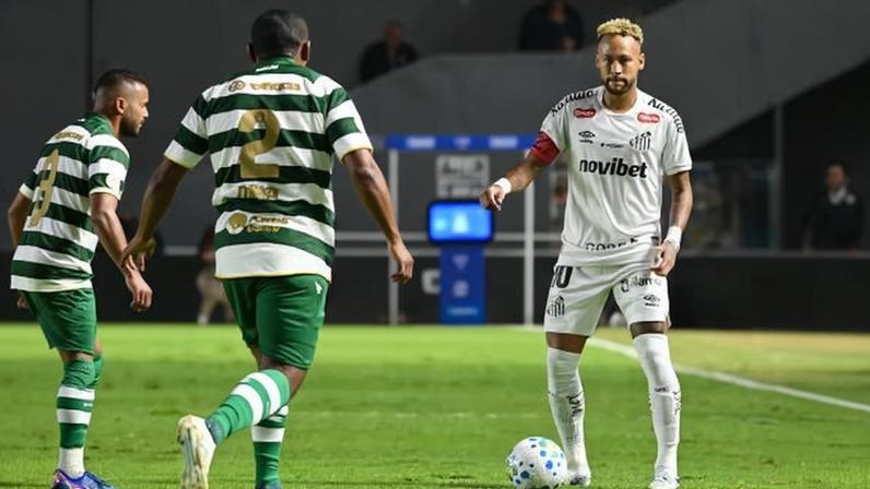 Neymar, do Santos, em ação contra o Coritiba, durante jogo da Copa do Brasil