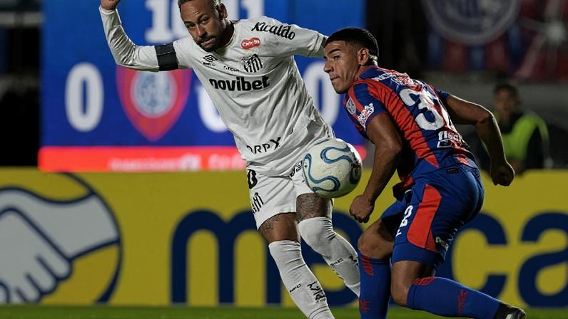 Neymar em ação contra o San Lorenzo