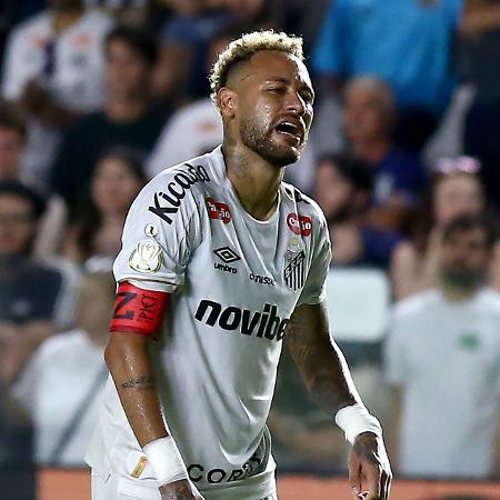 Neymar, do Santos, na partida contra contra o Coritiba no estadio Vila Belmiro