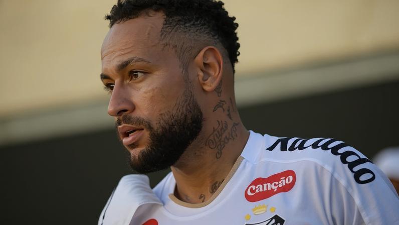 Neymar em ação durante Santos x Fluminense, partida do Brasileirão