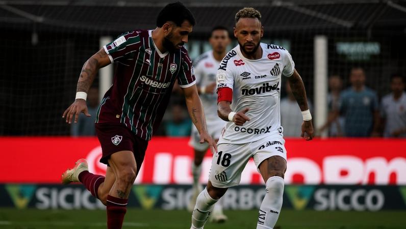 Neymar em ação durante Santos x Fluminense, jogo do Brasileirão