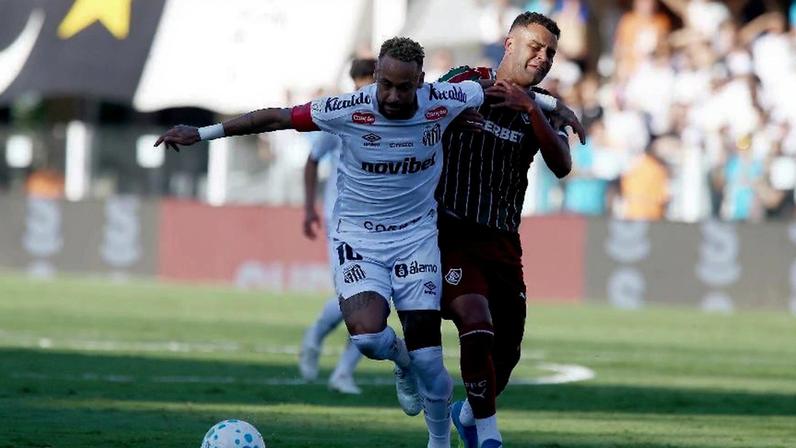 Neymar em ação durante Santos x Fluminense, partida do Brasileirão