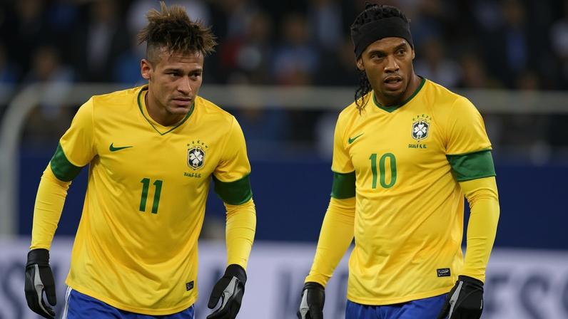 Neymar e Ronaldinho em ação pela Seleção Brasileira (Foto: AFP)