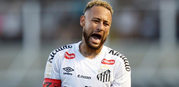 Neymar se lamenta durante Santos x Fluminense pelo Brasileirão