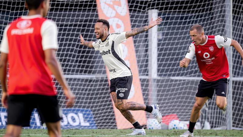 Neymar comemora gol anotado no treino do Santos desta quarta — Foto: Raul Baretta/Santos FC