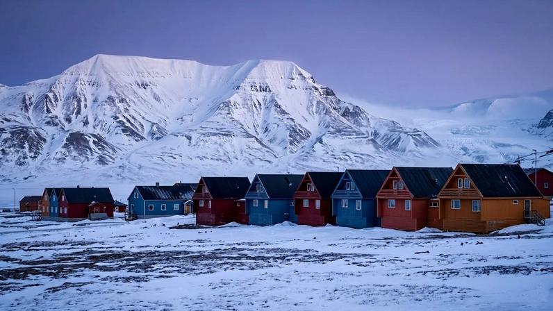 Longyearbyen destaca-se como o assentamento humano mais ao norte do mundo, onde a luz do sol desaparece por meses // (imagem ilustrativa)