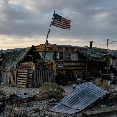 Acampamento permanente no deserto abriga 4000 pessoas sem água, energia ou leis