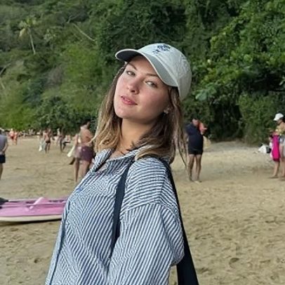 Nikki Meneghel, sobrinha de Xuxa, posa em praia de Angra dos Reis