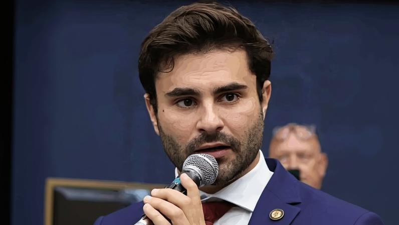 O deputado federal Nikolas Ferreira (à esq.) e o vereador de BH, Pedro Rousseff (à dir.)