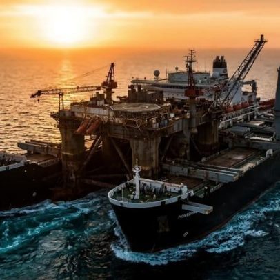 Navio de 1 milhão de toneladas tem fenda de 122 m na proa e levanta 60 mil t do fundo