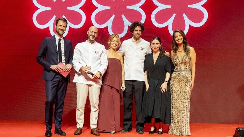No palco da premiação do Guia Michelin Rio e São Paulo, Gwendal Poullennec, Luiz Filipe Souza e Bianca Mirabilli, do Evvai, Ivan Ralston e Katherina Cordás, do TUJU, e Nathália Dill