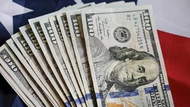 Dólar retoma negócios após feriado influenciado por ampliação da trégua entre EUA e Irã