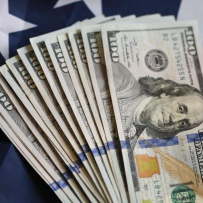 Dólar cai para R$4,97 e Ibovespa recua com petróleo acima de US$100