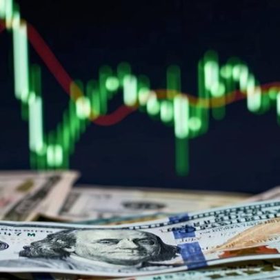 Dólar abre em alta a R$5 com IPCA-15, Copom e guerra no radar