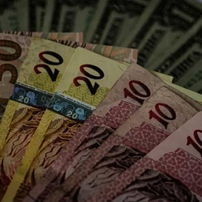 Dólar fecha estável ante o real com temor de guerra no Irã e alta do petróleo