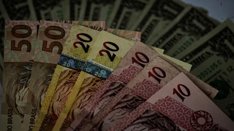 Dólar encerra estável ante o real apesar de temor com guerra no Irã e alta do petróleo — Foto: Chris Ratcliffe/Bloomberg