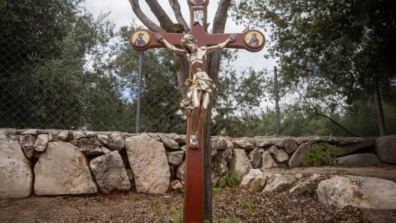 Imagem de Jesus Cristo crucificado foi instalada pelas Forças de Defesa de Israel no Líbano; Exército pediu desculpas pela depredação da anterior