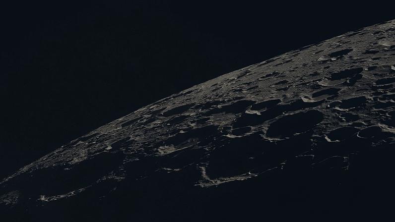 Imagem mostra o “terminador” lunar — faixa que separa dia e noite — onde a luz solar em ângulo baixo destaca crateras e relevo acidentado da superfície da Lua