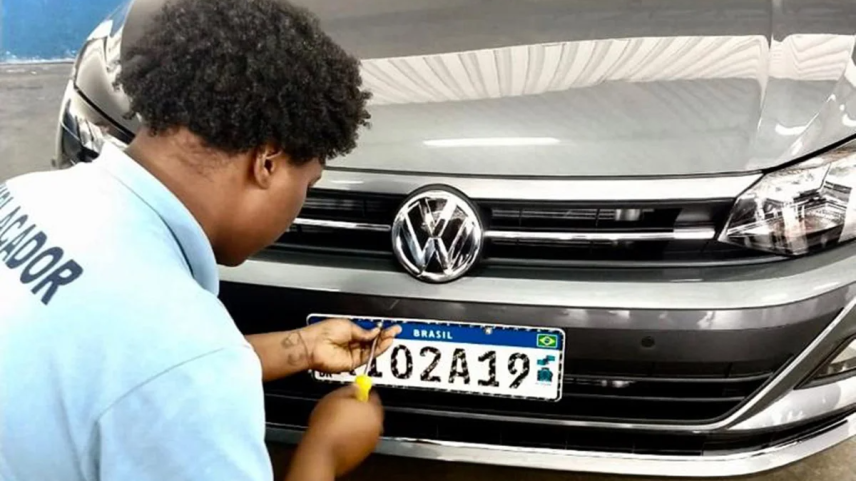 Placas de carro podem mudar de novo? Entenda o projeto que pode alterar novamente a identificação dos veículos 