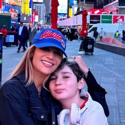 Neto de Leonardo é consolado pela mãe durante viagem a Nova York