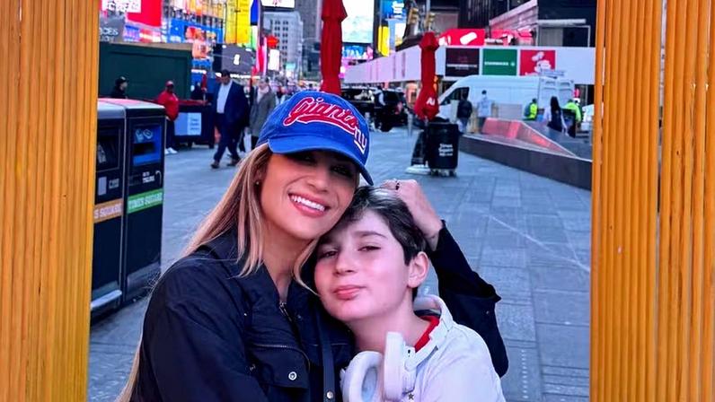 Neto de Leonardo e filho de ator se chora ao conhecer NY: 'Ficou emocionado'