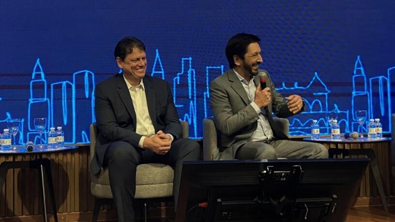 Tarcísio de Freitas (esq.), governador de São Paulo, e Ricardo Nunes (dir.), prefeito da capital, disseram que o projeto complementa outras iniciativas de revitalização do centro paulista