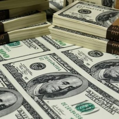 Dólar opera em leve queda a R$ 4,97; petróleo supera US$ 100